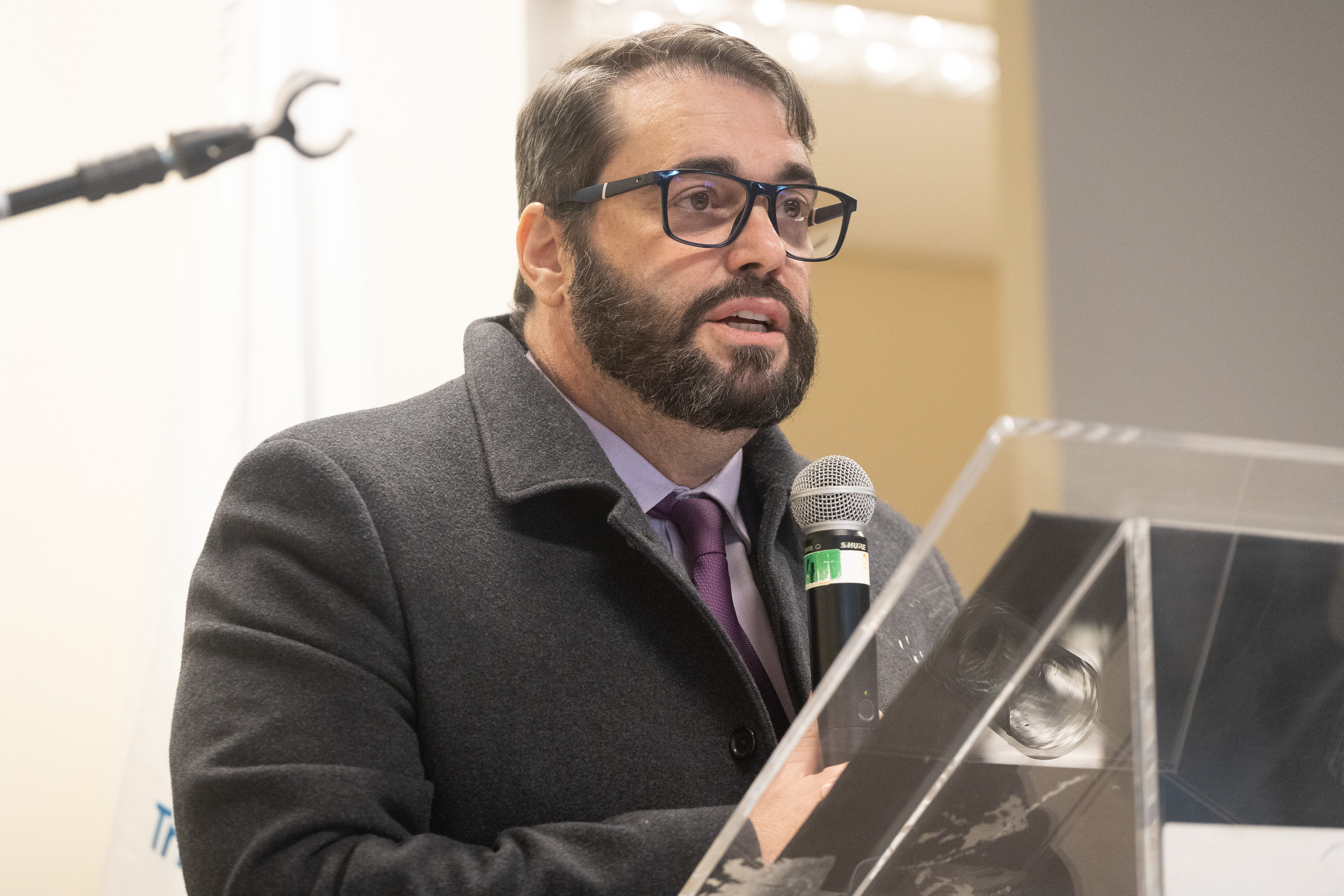 A foto mostra o des. Alexandre discursando.