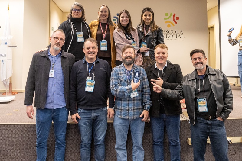 A fotografia mostra os membros do Coditra posando para a foto.