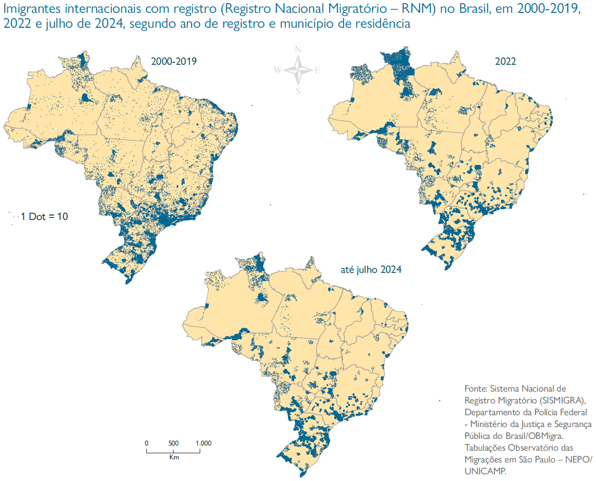 A imagem atlas_do_trabalhador_migrante_mapa_de_migracao.jpg exibe três mapas de pontos do Brasil que ilustram a distribuição de imigrantes internacionais registrados (RNM). O primeiro mapa cobre o período de 2000-2019, com forte concentração no Sul e Sudeste. O segundo mostra os dados de 2022, destacando um aumento expressivo de registros na região Norte. O terceiro vai até julho de 2024, mantendo a dispersão pelo país.