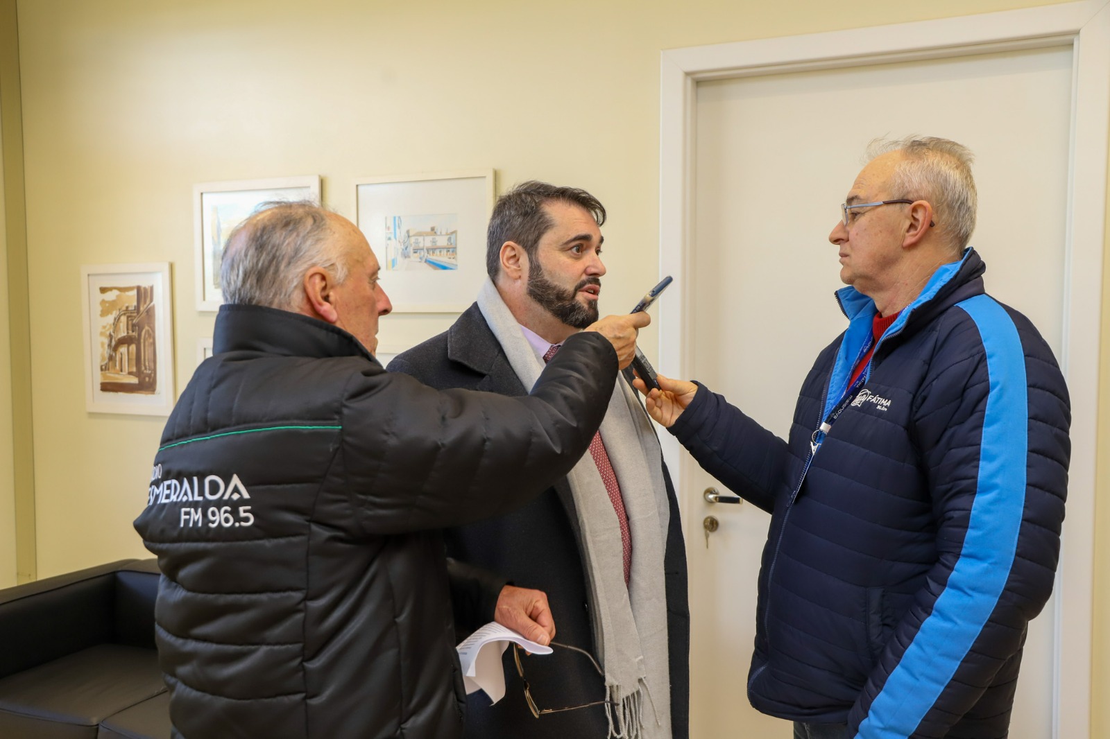 a foto mostra Entrevista à imprensa.