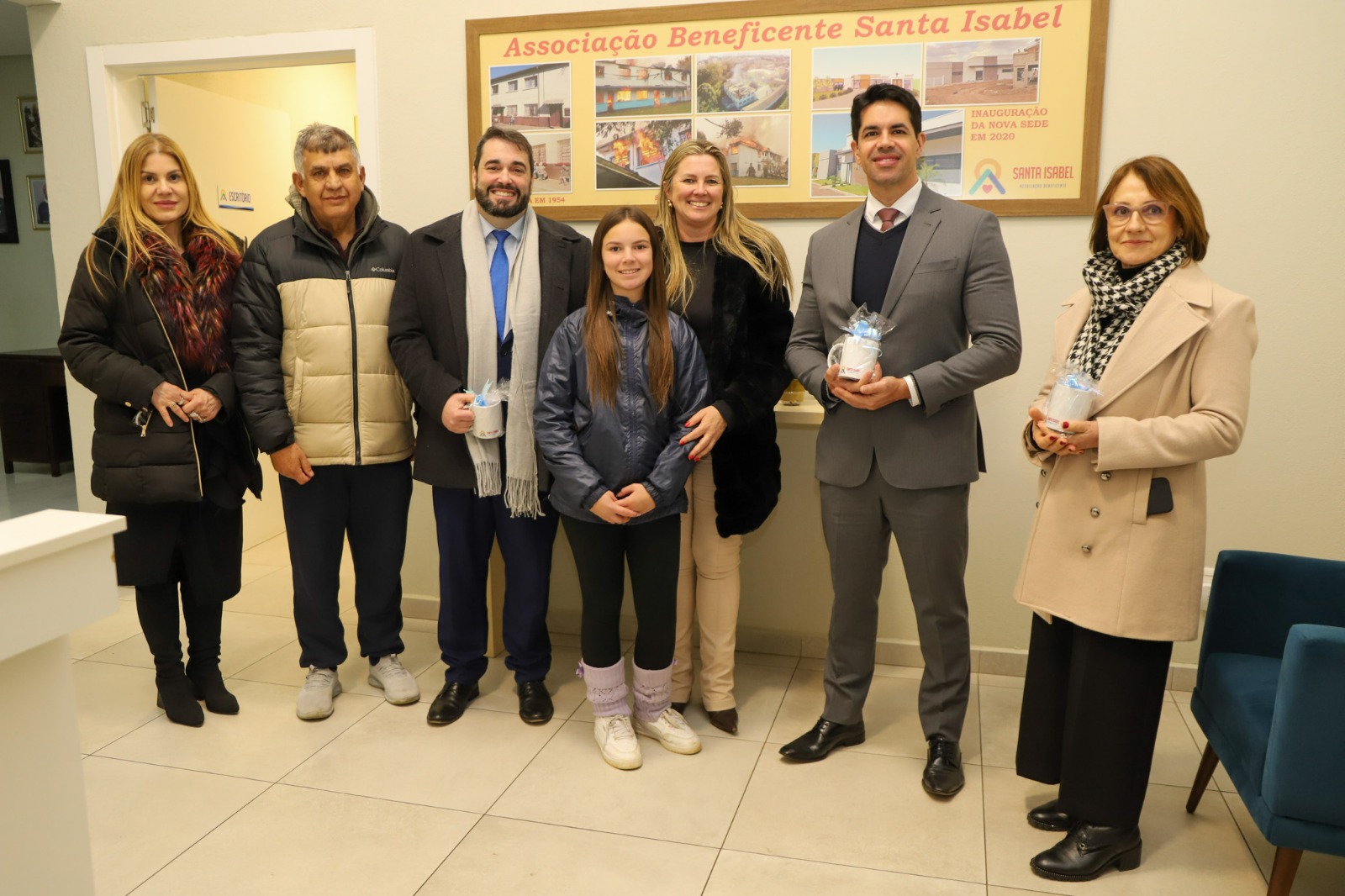 A Foto mostra comitiva ao lado de colaboradores da entidade posando pra foto.