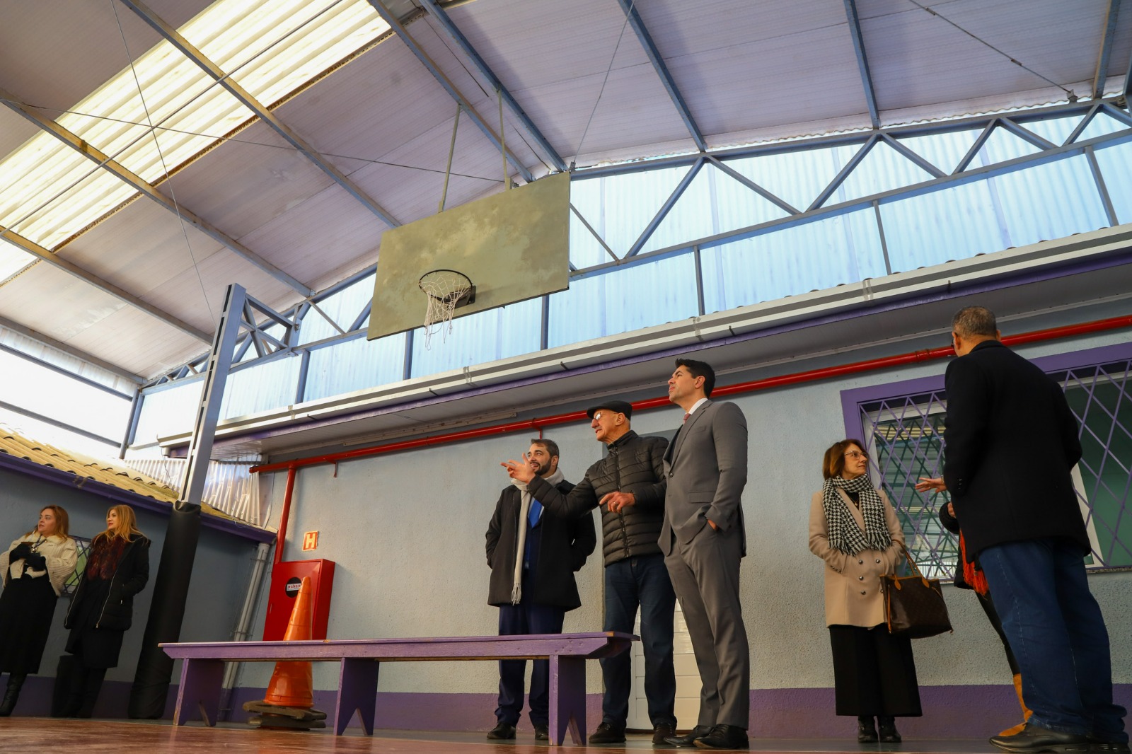 A foto mostra visita à quadra de basquete Amma.