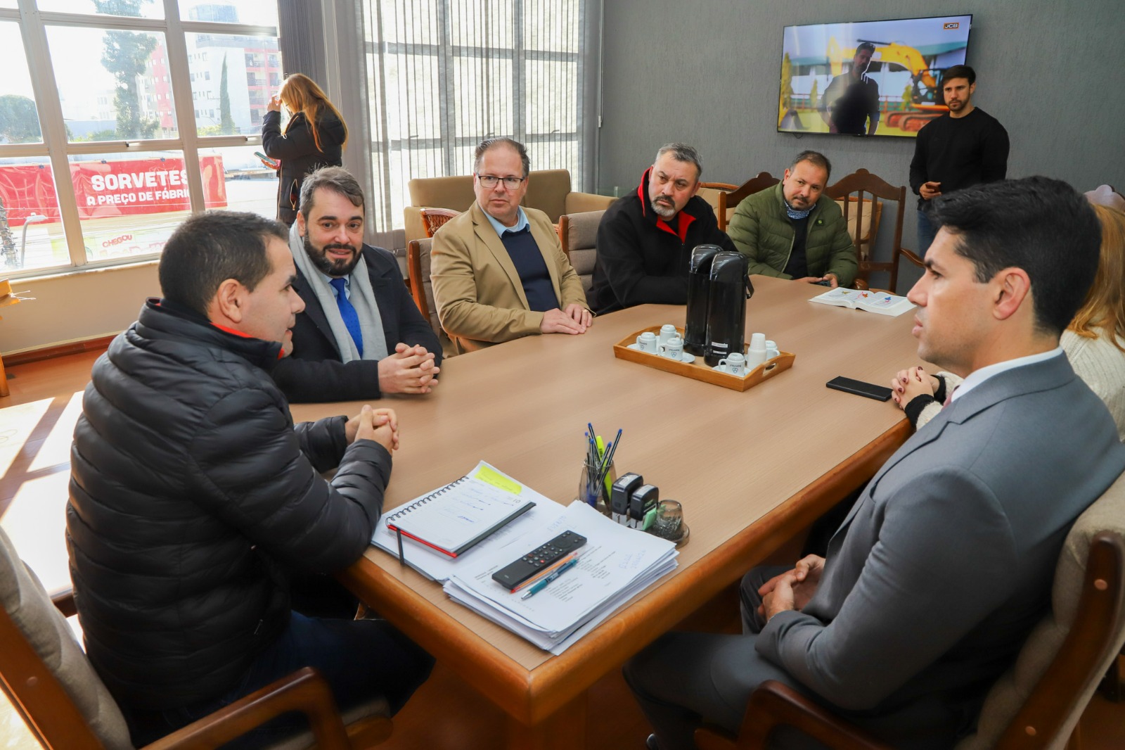 A foto mostra reun ião na Prefeitura de Vacaria
