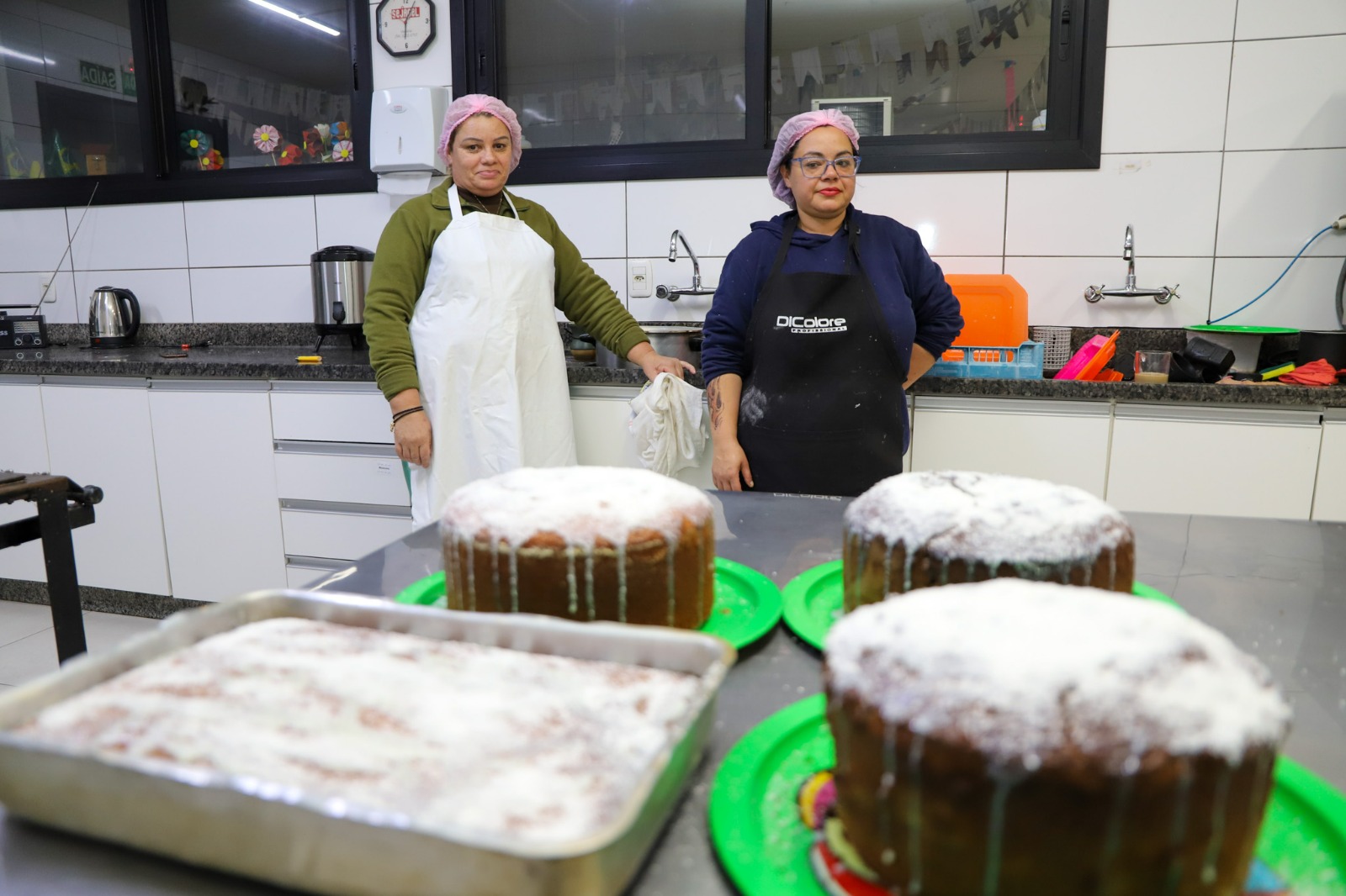 A foto mostra duas cozinheiras da entidade