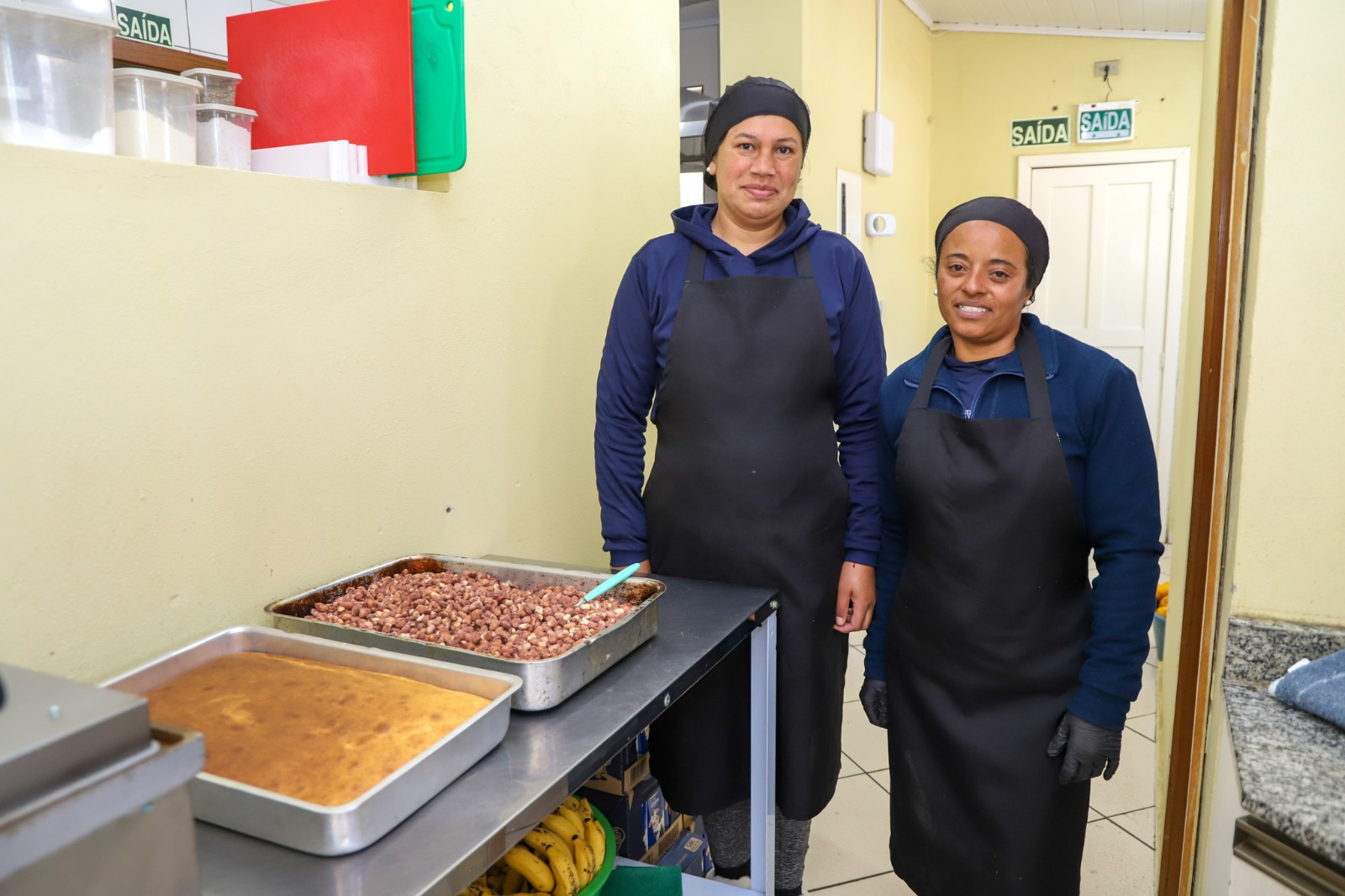 A foto mostra duas cozinheiras.