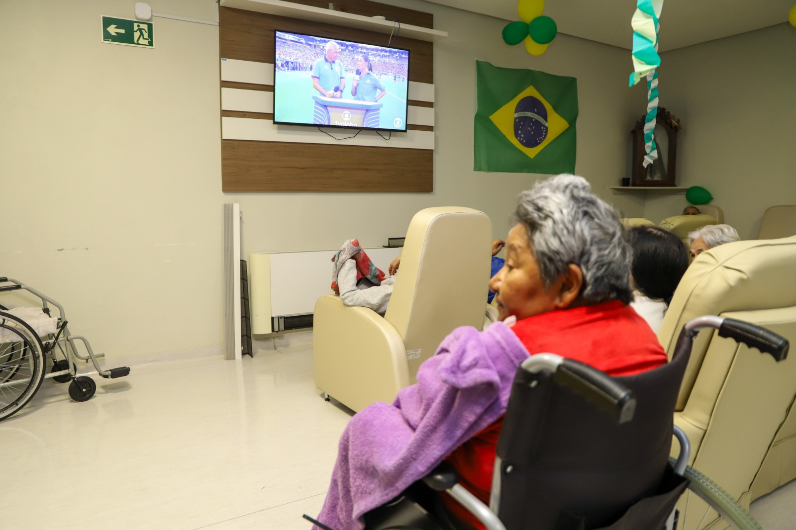 a foto mostra idosa de cadeira de roda, de lado.j