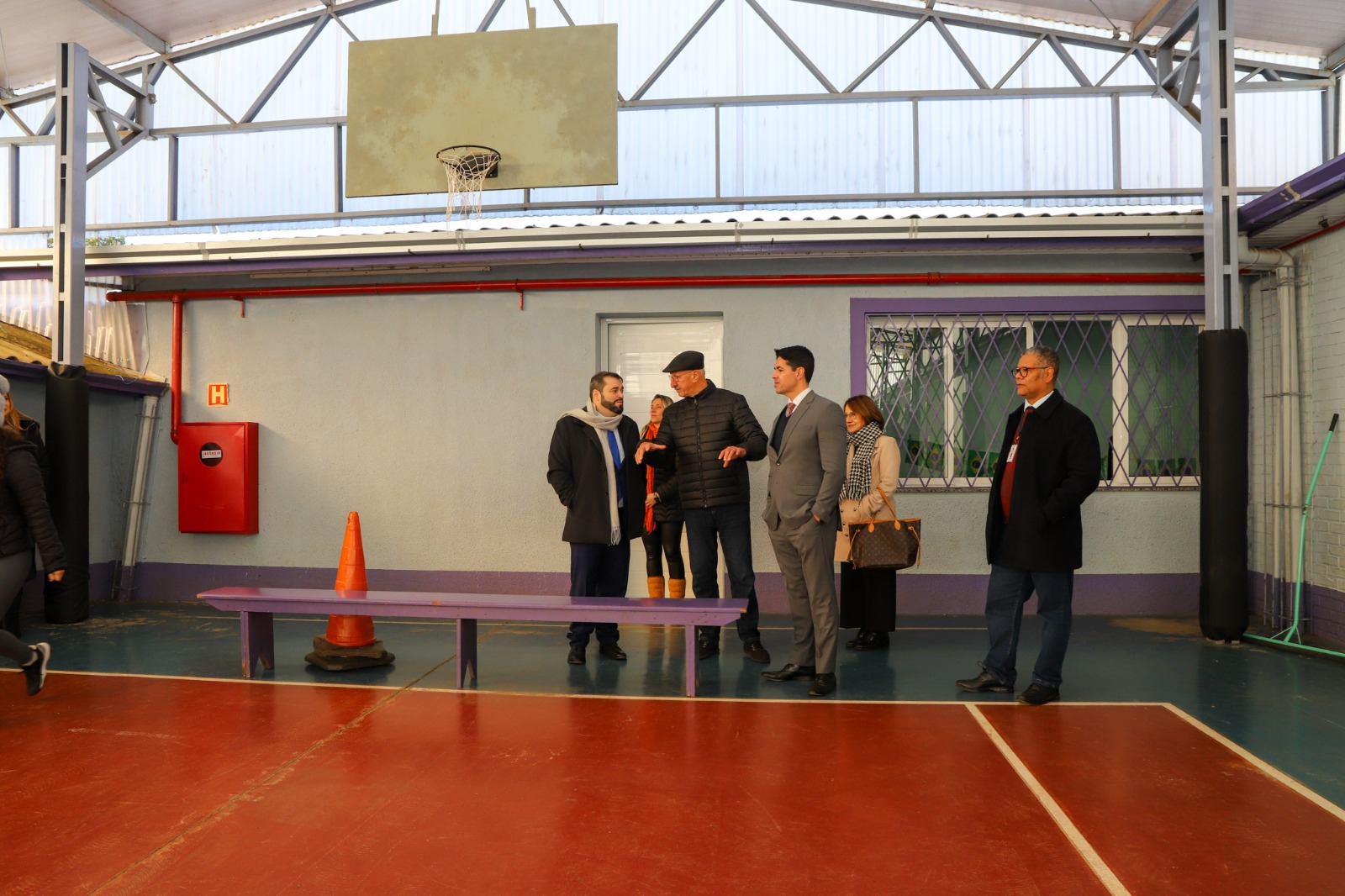 A foto mostgra o presidente numa quadra esportiva