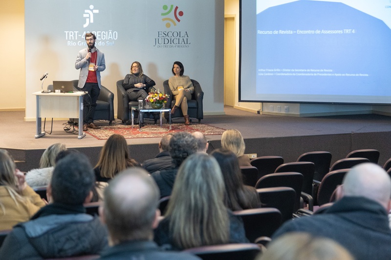 A fotografia mostra os participantes do segundo painel, no palco.