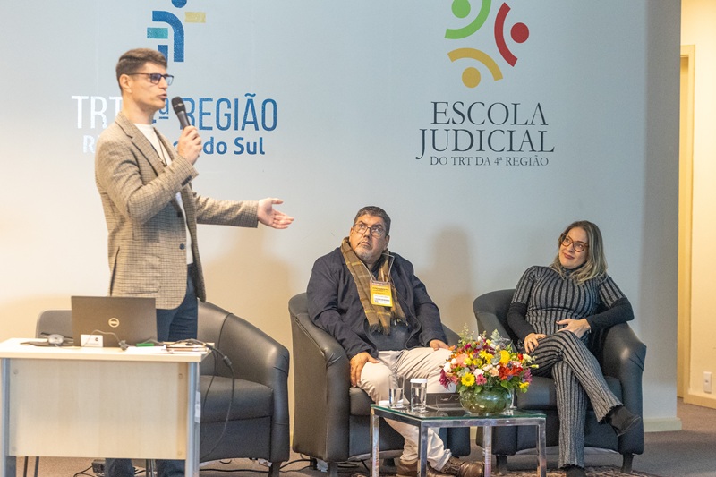 A fotografia mostra os participantes do primeiro painel no palco.