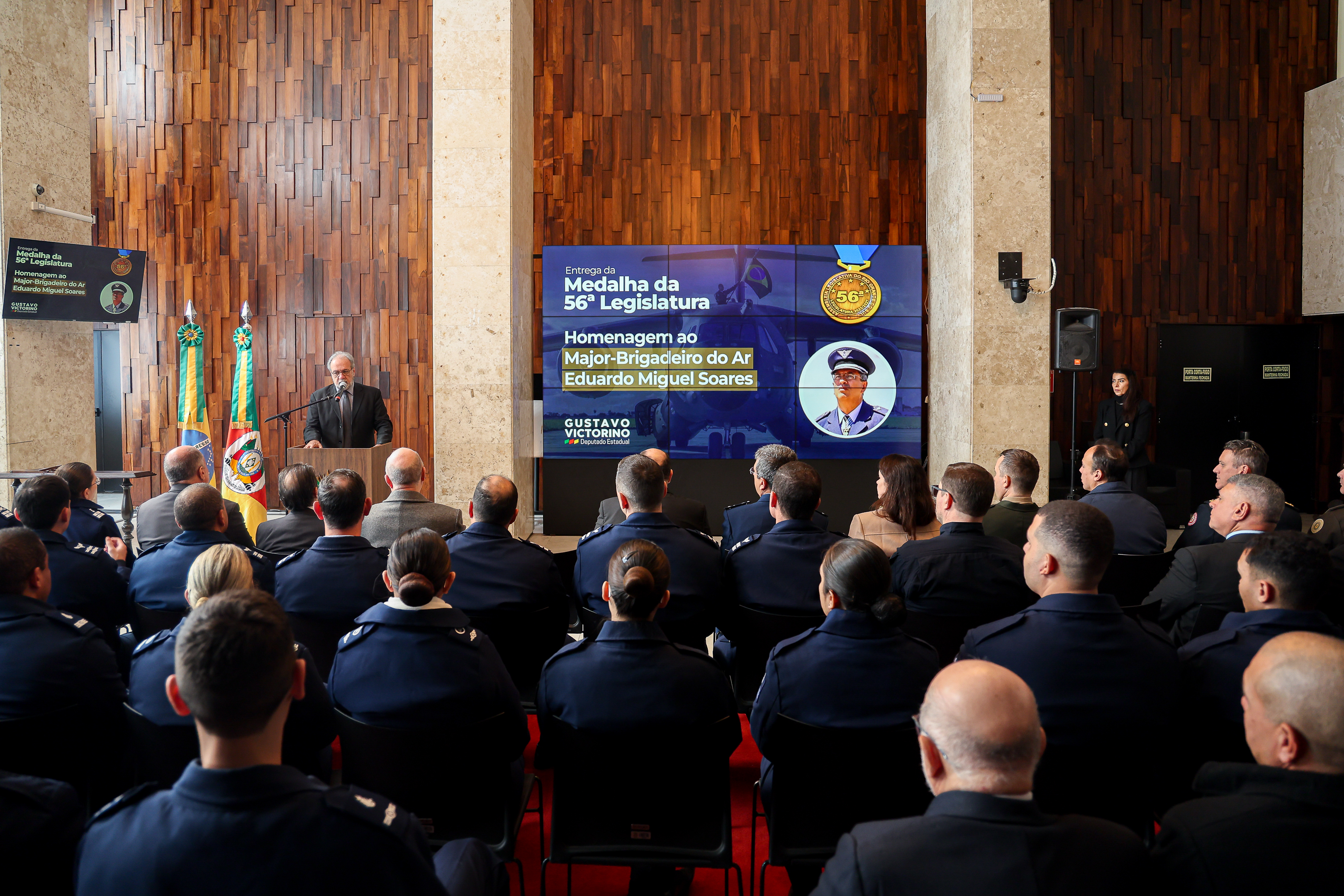 Foto do público assistindo a solenidade de entrega da Medalha.
