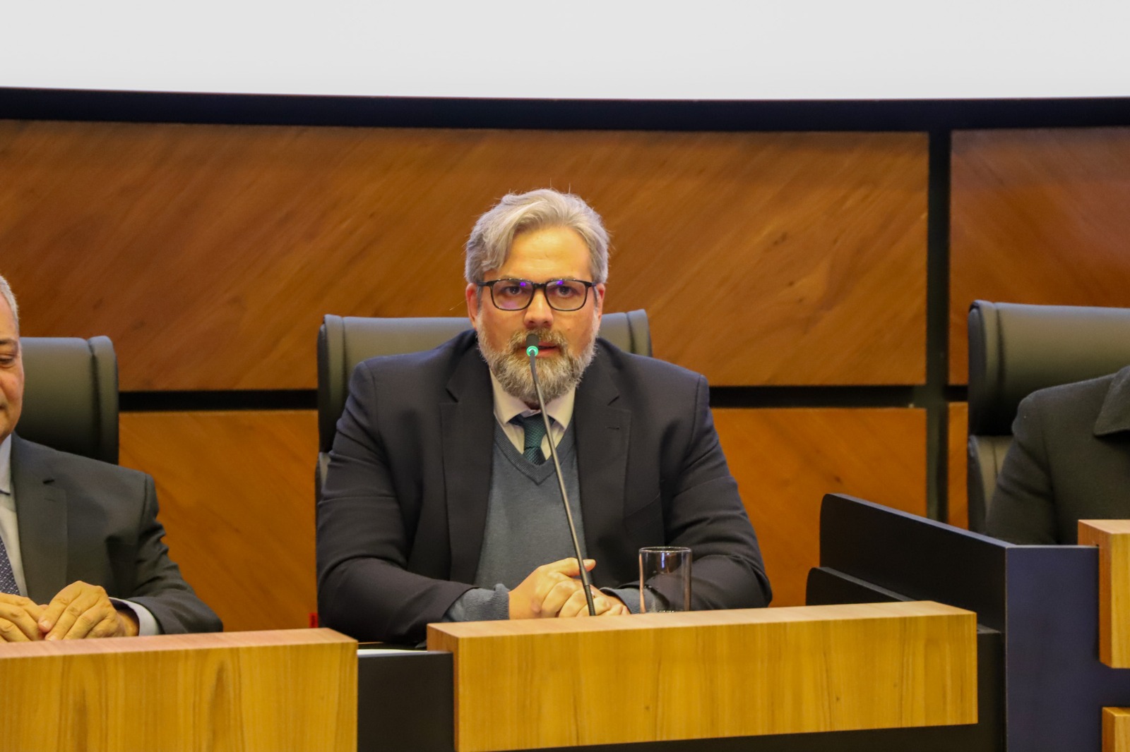 A foto mostra o juiz Tiago discursando