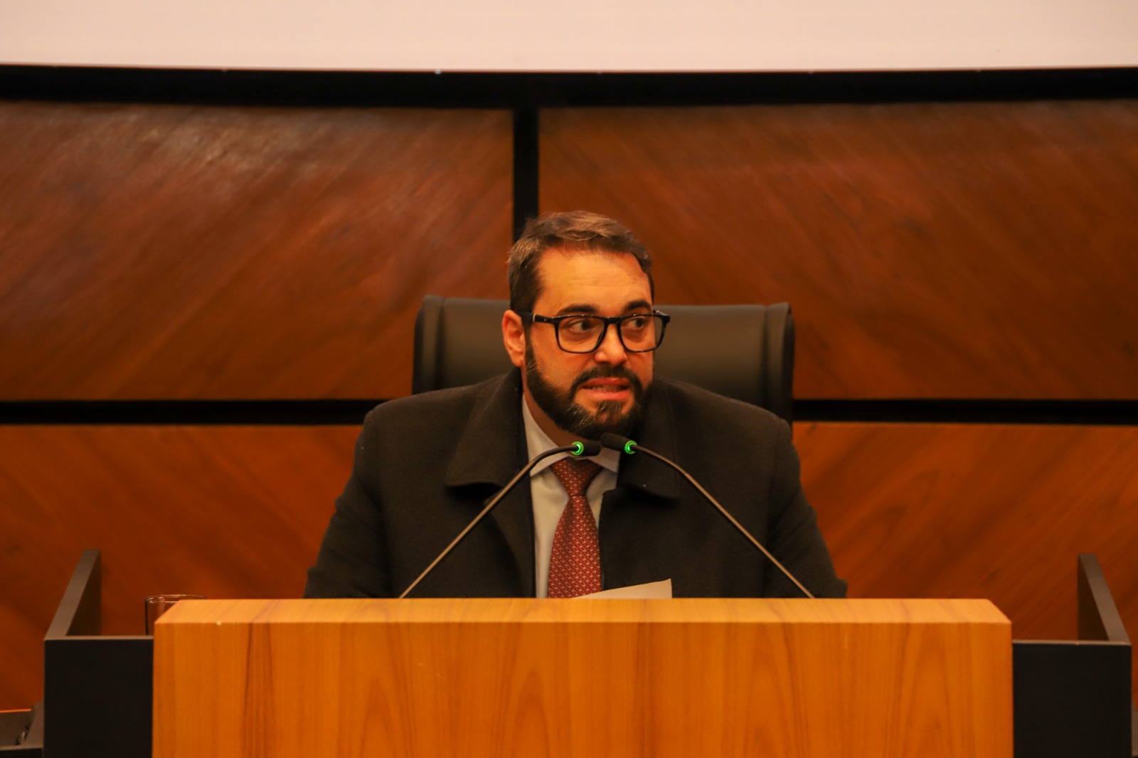 A foto mostra o dces. Alexandre discursando.