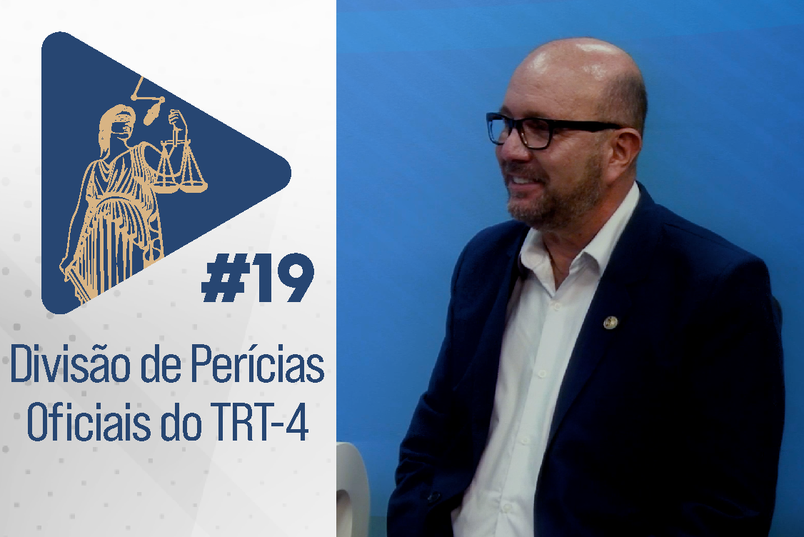 Imagem do entrevistado com a arte do programa. O entrevistado é um homem aparentemente de meia-idade, com cabelos e barba grisalhos, os cabelos cobrem as laterais da cabeça, sem fios no topo, usa óculos, um paletó azul marinho, camisa branca e sorri. arte do programa consiste em um triângulo azul representando ícone de play dos tocadores de mídia, dentro do triângulo a figura da deusa da justiça desenhada em dourado com a balança e uma espada nas mãos, os olhos vendados diante de um microfone