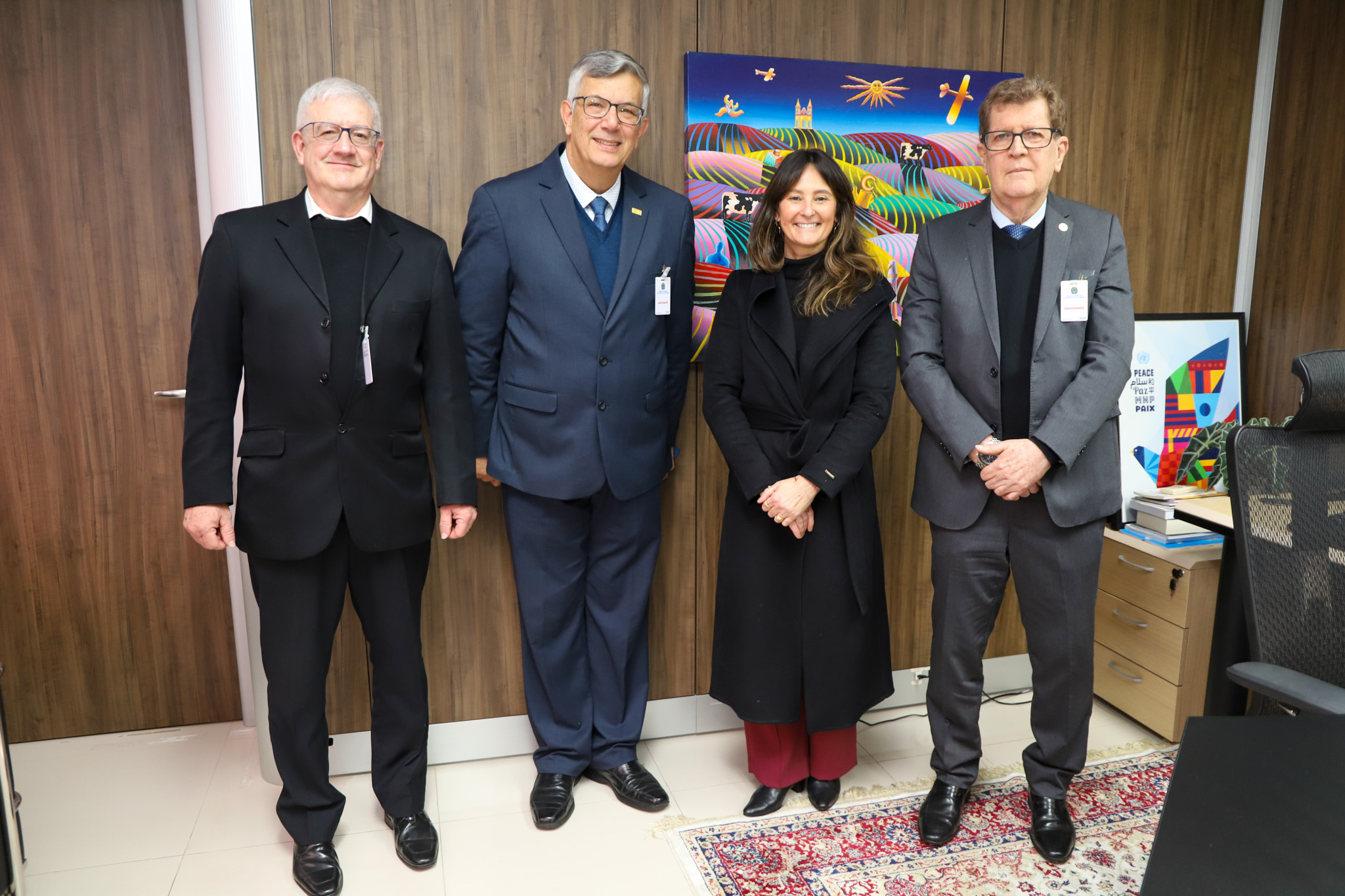 A foto mostra a juíza Luciana posando para foto ao lado dos integrantes do Rotary.