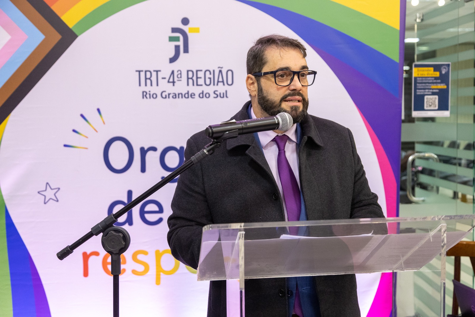 a foto mostra o des. Alexandre discursando.