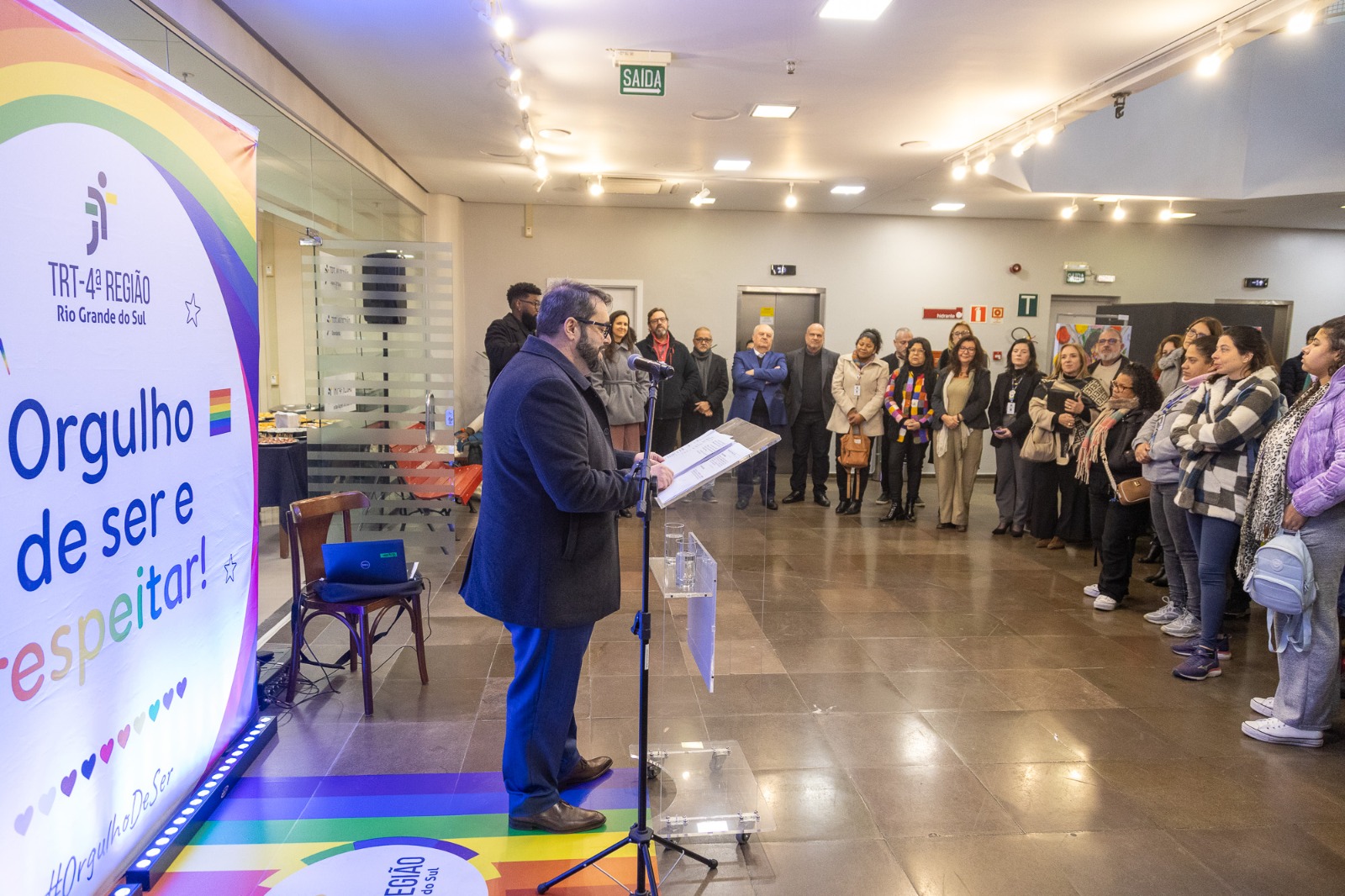 A foto mostra o des. Alexandre discursando e o público acompanhando de fundo.