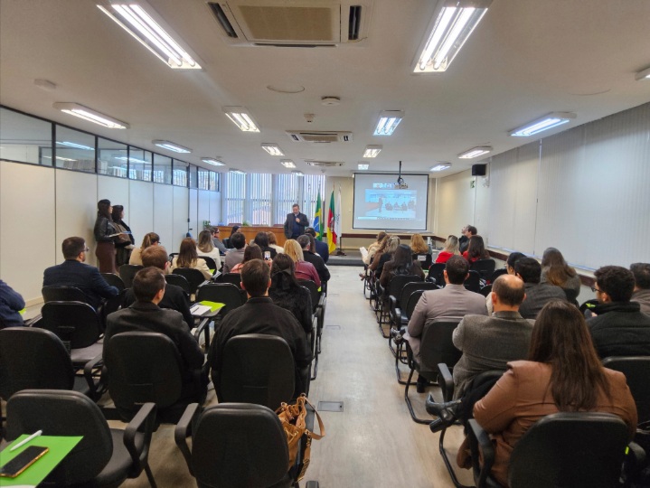 Imagem do auditório do Foro Trabalhista de Santa Maria. Público que assiste ao evento.