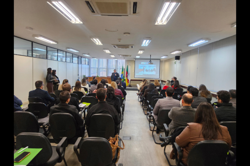 Imagem do auditório do Foro Trabalhista de Santa Maria. Público que assiste ao evento.
