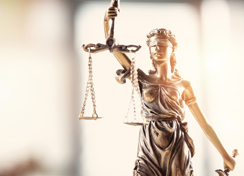 Fotografia de uma estátua da deusa Têmis segurando uma balança, dois símbolos da justiça.
