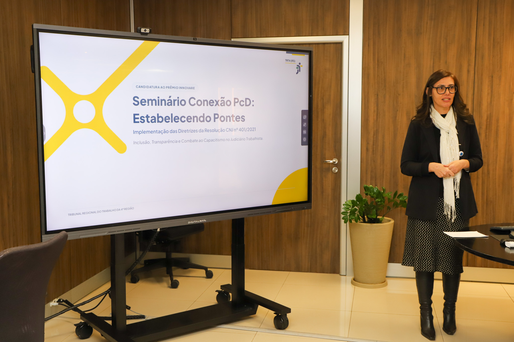 Apresentação da prática Conexão PcD pela servidora Elen Cristina Presotto.