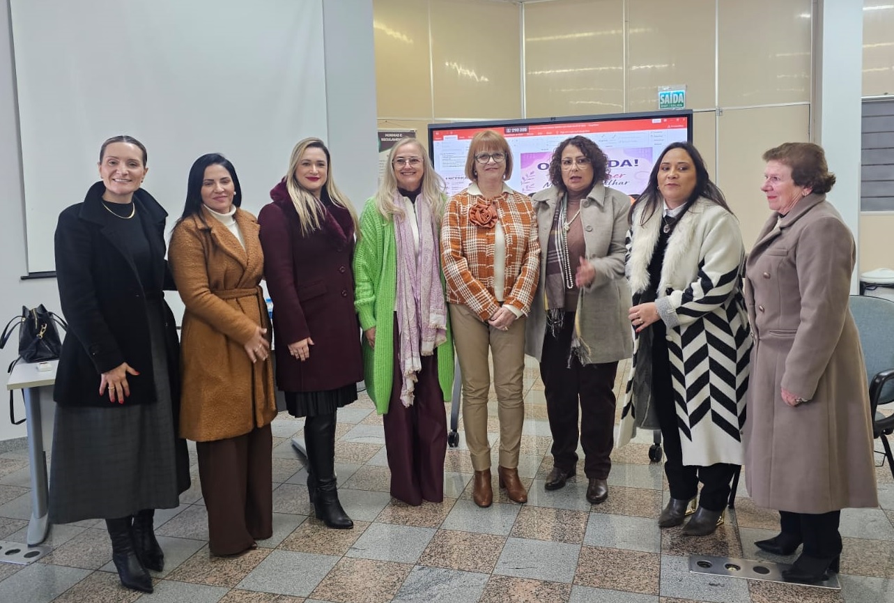 A fotografia mostra a corregedora regional com advogadas da OAB de Nova Prata.