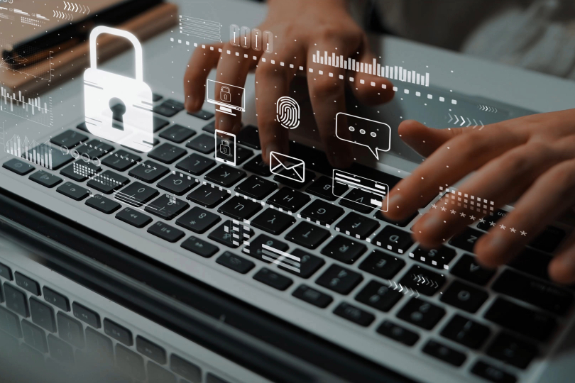 Homem digita em teclado. Há imagens de cadeados sobre o equipamento, remetendo à ideia de informações sigilosas.