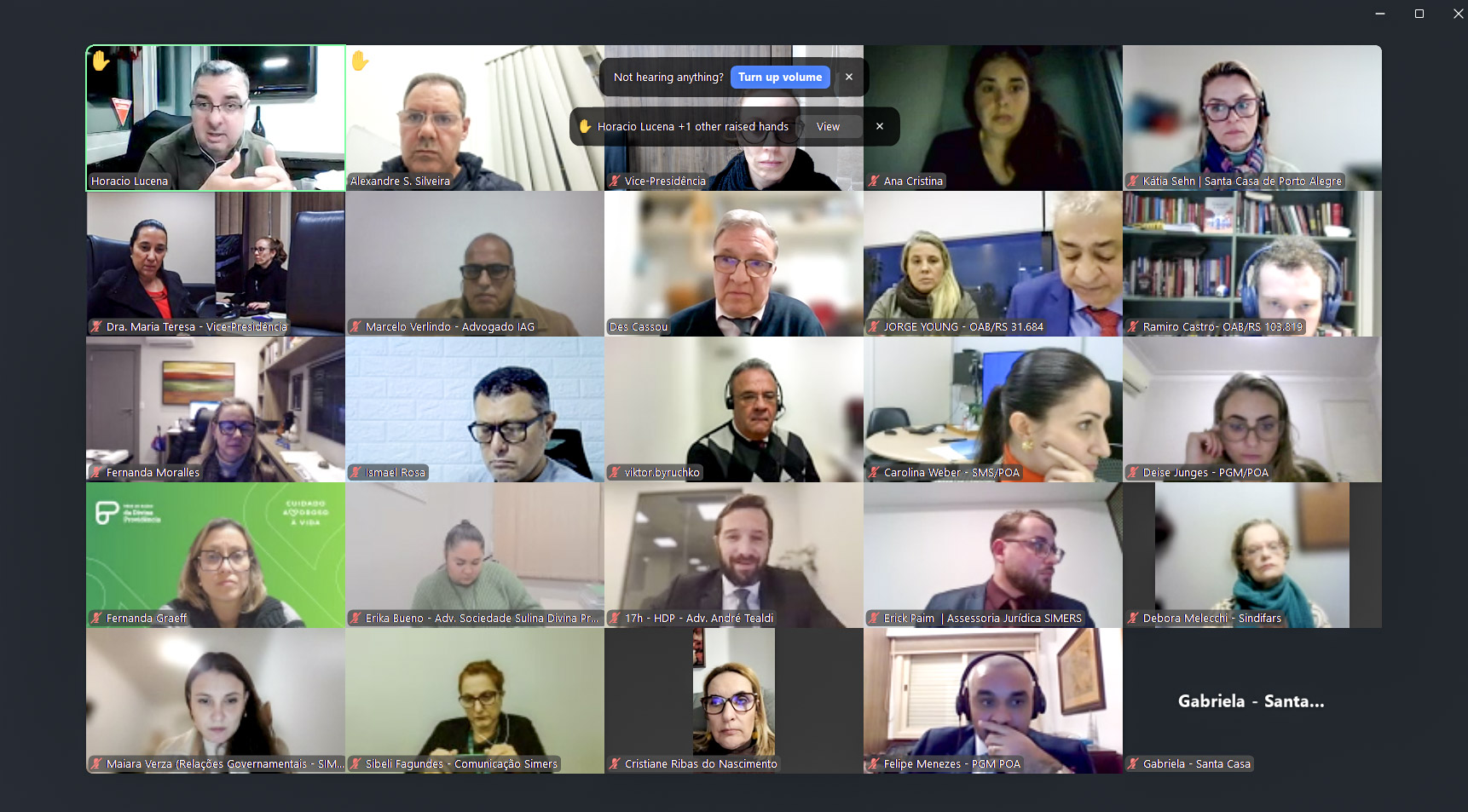 a imagem mostra uma tela com várias pessoas conectadas numa audiência virtual.