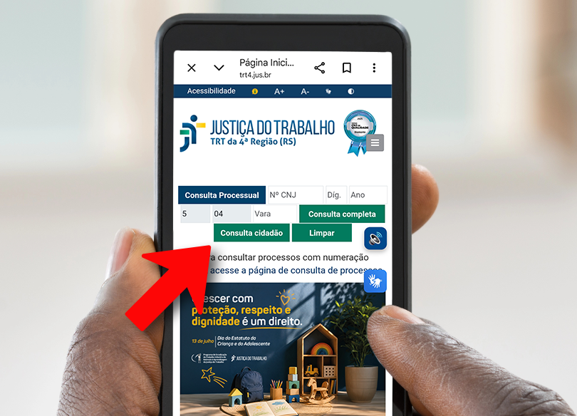 pessoa usando o celular, na tela aparece a página inicial do site do TRT-RS e uma flecha apontando para o botão do consulta cidadão.
