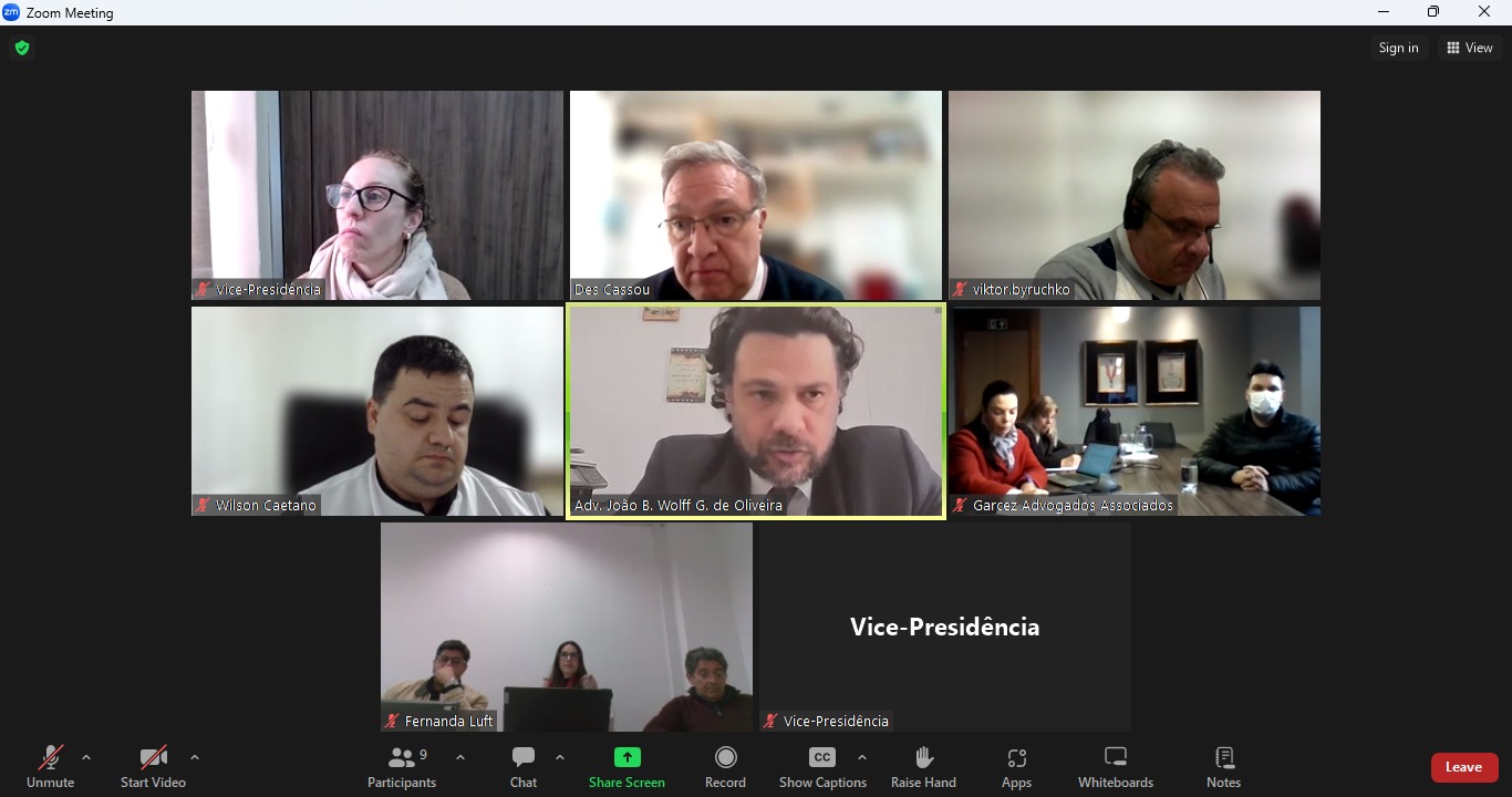 A imagem mostra uma tela de computador com pessoas presentes numa reunião por videoconferência.