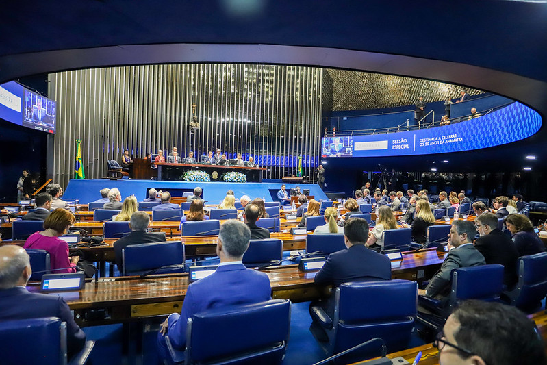 Foto em ângulo aberto do evento, mostrando o plenário do Senado lotado.