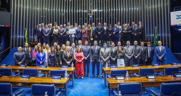 Foto posada de participantes da sessão especial. Todos em pé.