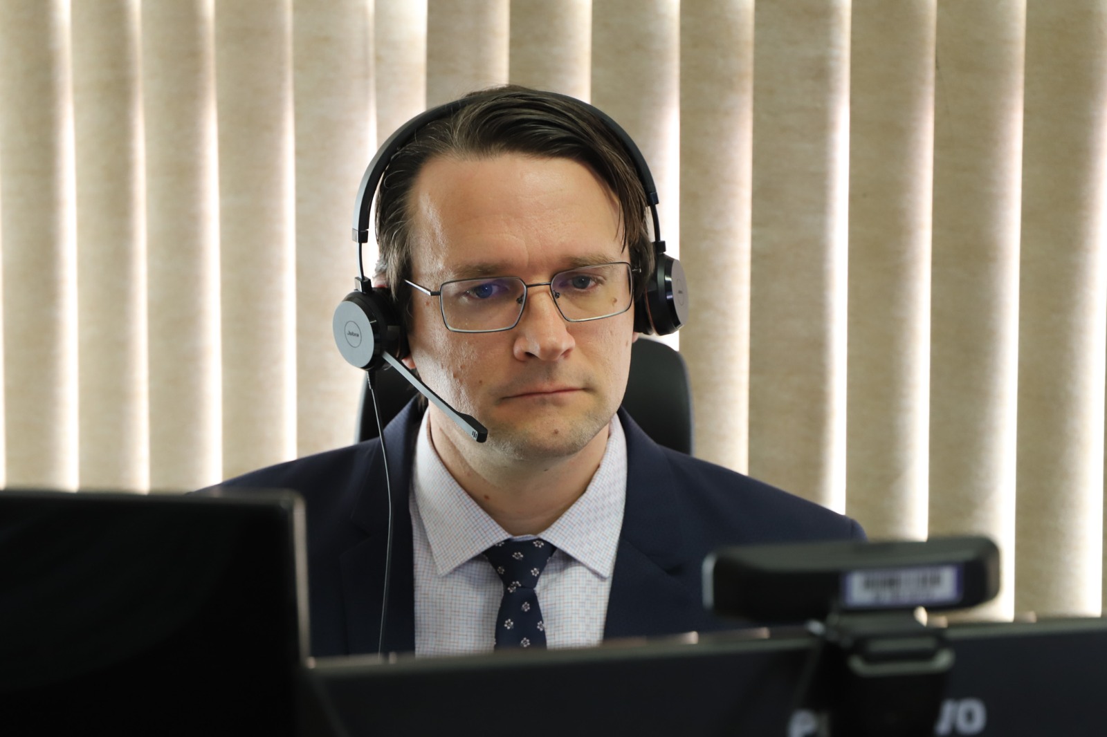 A foto mostra o juiz fabrício numa audiência teleprsencial.