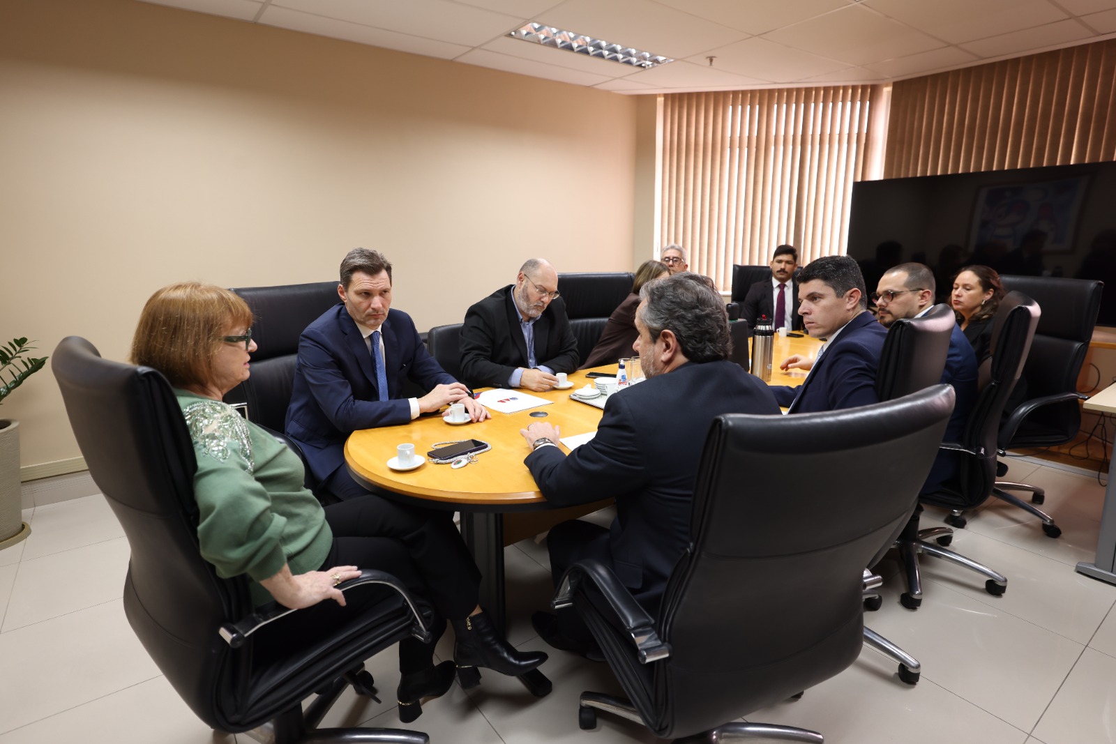 Reunião com a OAB de Gravataí. Diversas pessoas ao redor de uma mesa.