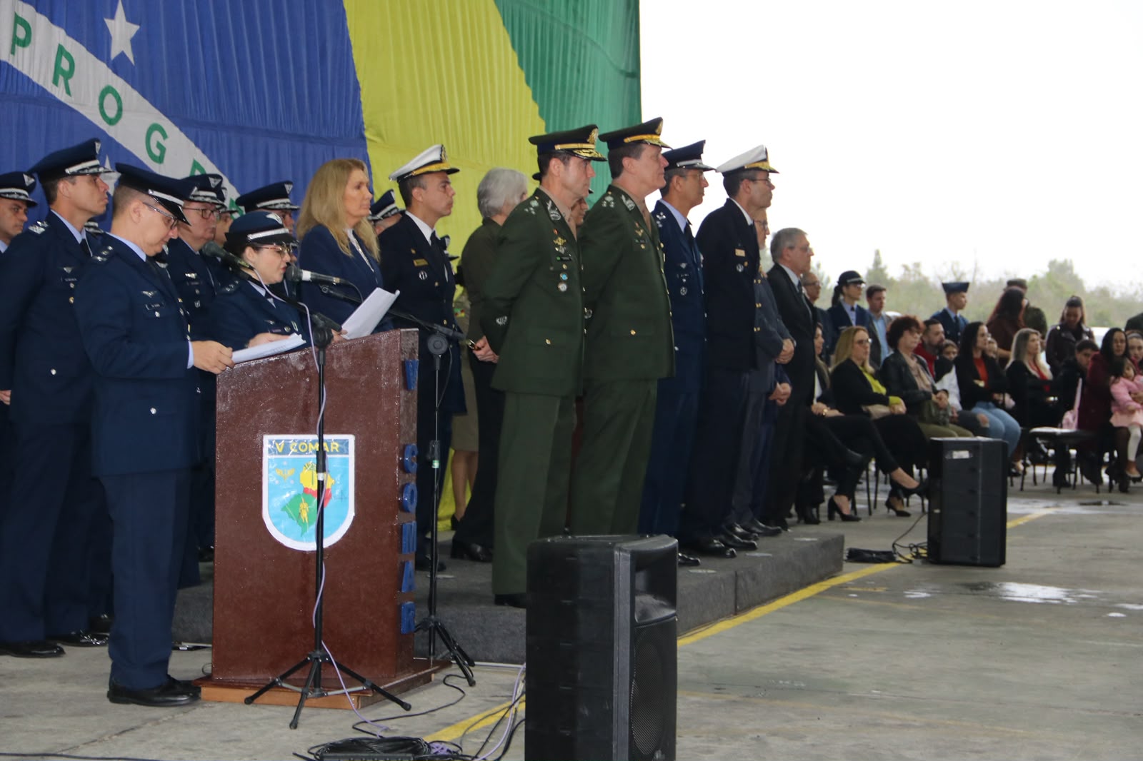 a foto mostra vários militares civis lado a lado numa cerimônia.
