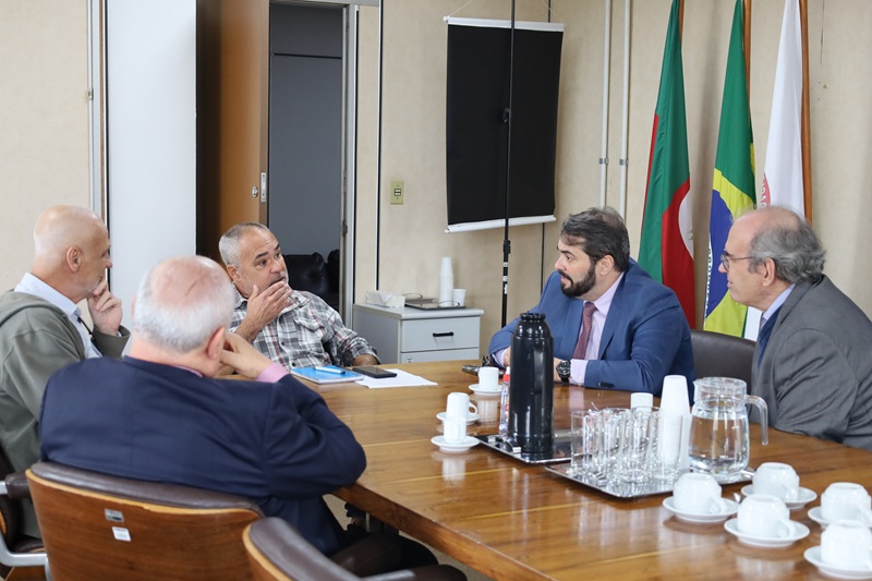 Imagem de Luiz Felipe Brandão, Luiz Antonio Colussi, Gerson Pinto, Alexandre Corrêa e Marçal Figueiredo reunidos na mesa.
