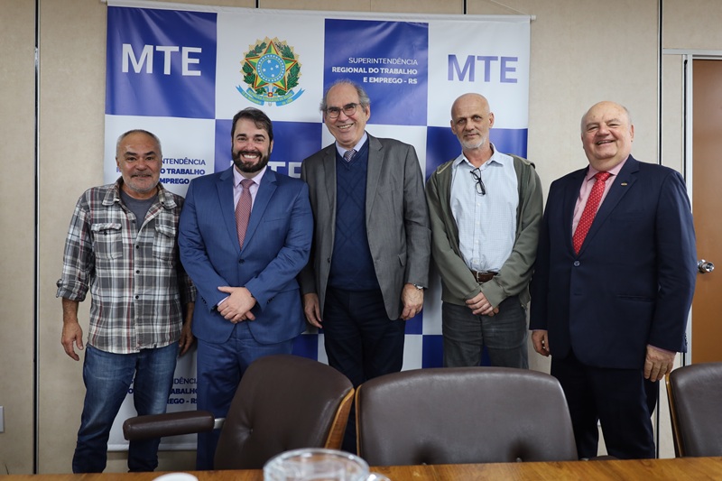 Imagem de Gerson Pinto, Alexandre Corrêa, Marçal Figueiredo, Luiz Felipe Brandão e Luiz Antonio Colussi em pé sorrindo.