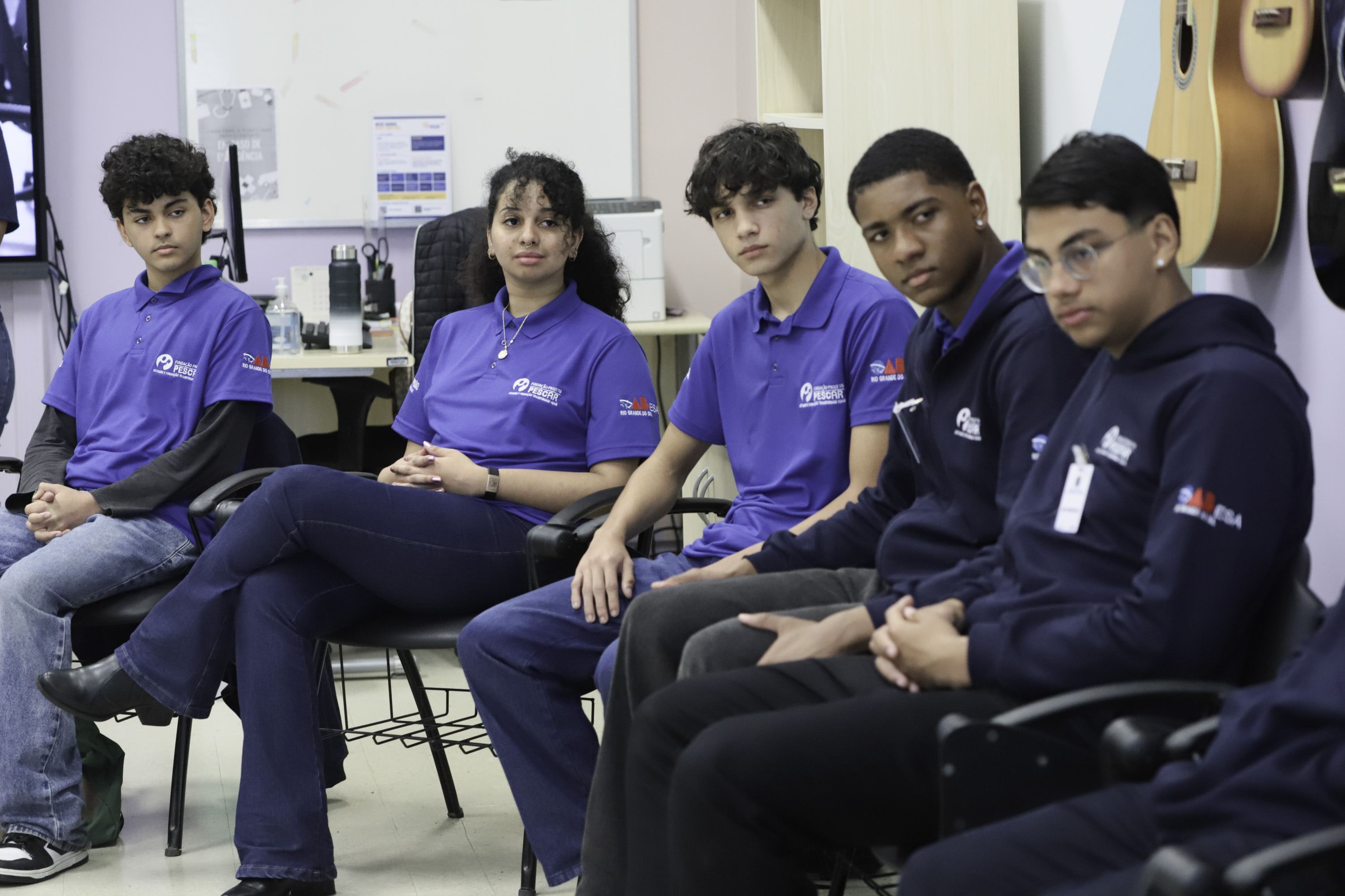 alunos sentados à direita