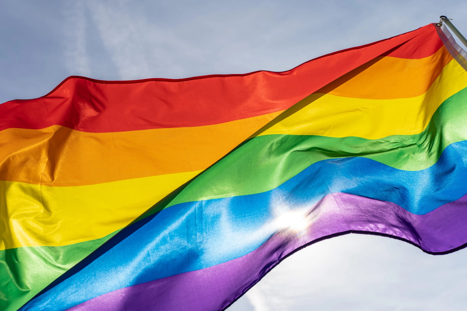 Bandeira LGBT, nas cores do arco-íris.