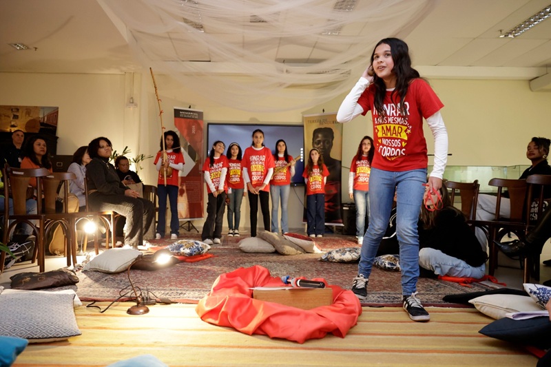 O coletivo de estudantes leva o tema da pobreza menstrual