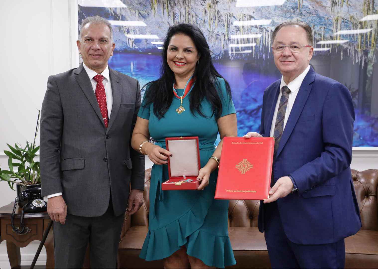 Desembargadora Tânia posa para foto ao lado dos desembargadores do TJMS Dorival Renato Pavan e Carlos Eduardo Contar.