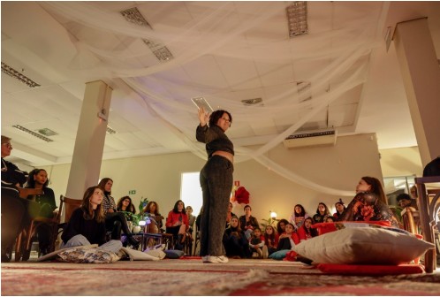 Slamer Mikaa se apresentando no Sarau