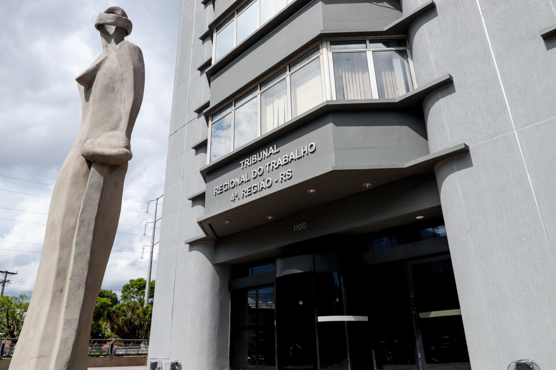 Fachada do  Prédio-Sede do TRT-RS, com a estátua da deusa Thêmis em primeiro plano.