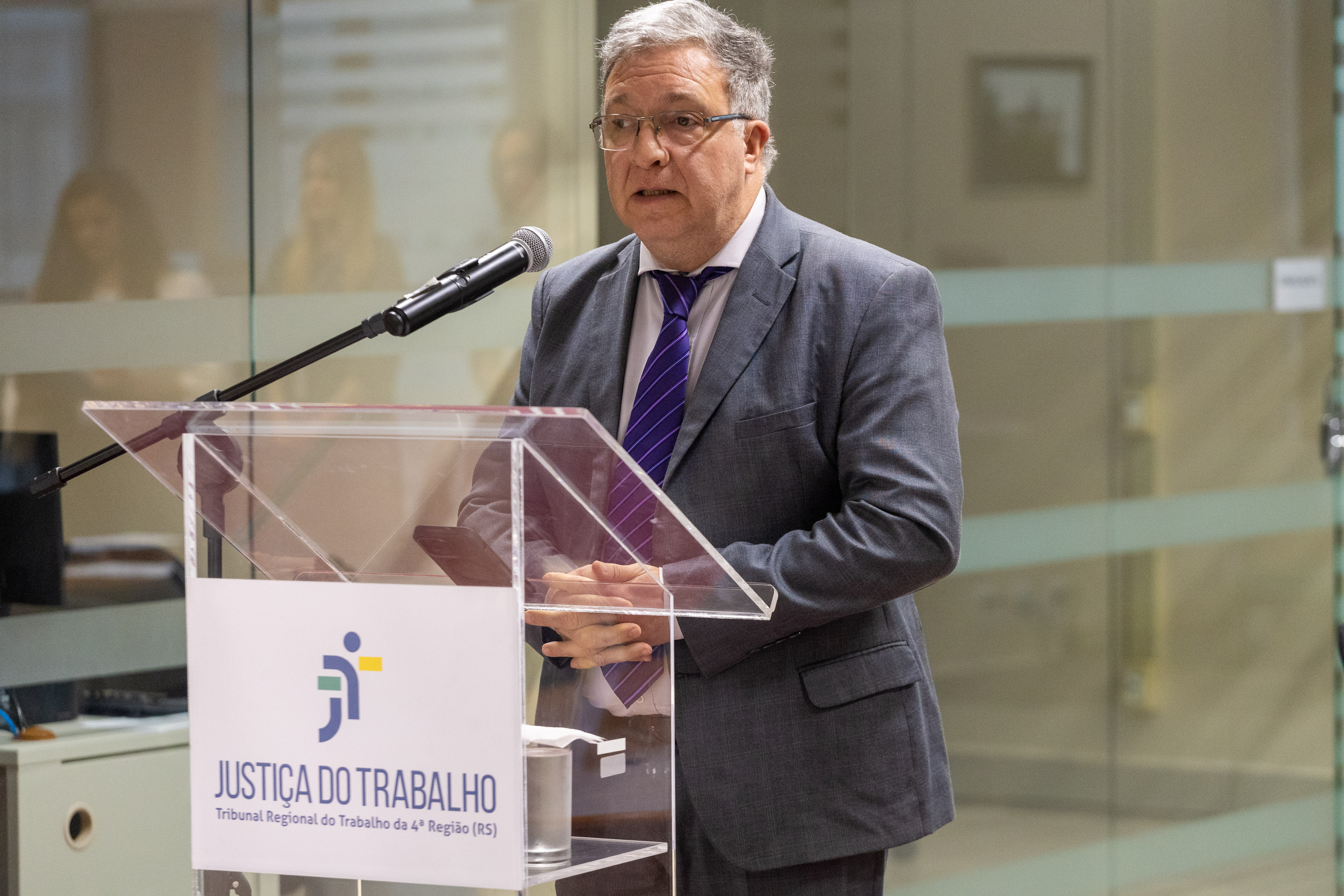 vice-presidente institucional, desembargador Cláudio Antônio Cassou Barbosa discursando 