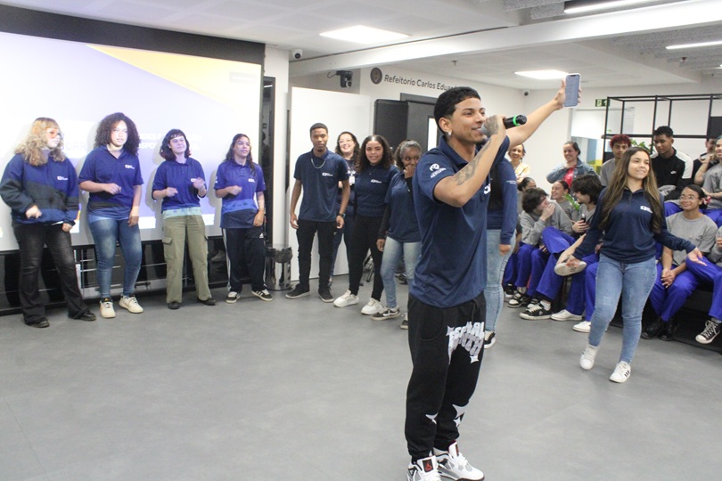 Jovem do projeto faz apresentação musical