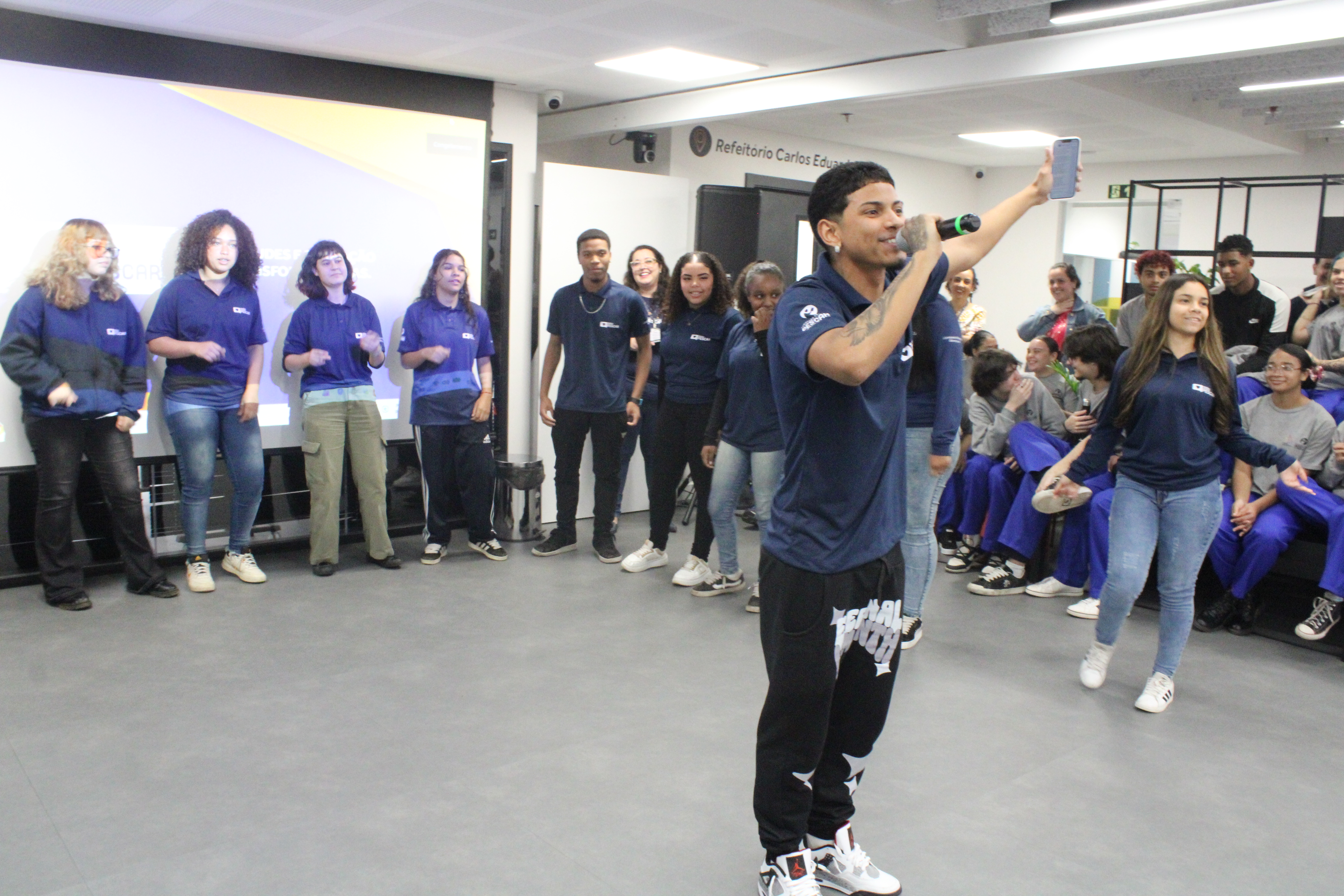 Jovem do projeto faz apresentação musical