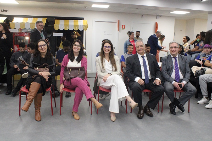 Juízas Eliane Melgarejo, Marcela Arena e Aline fagundes, sentadas ao lado dos desembargadores Fernando Luis de Moura Cassal e Cláudio Antônio Cassou.