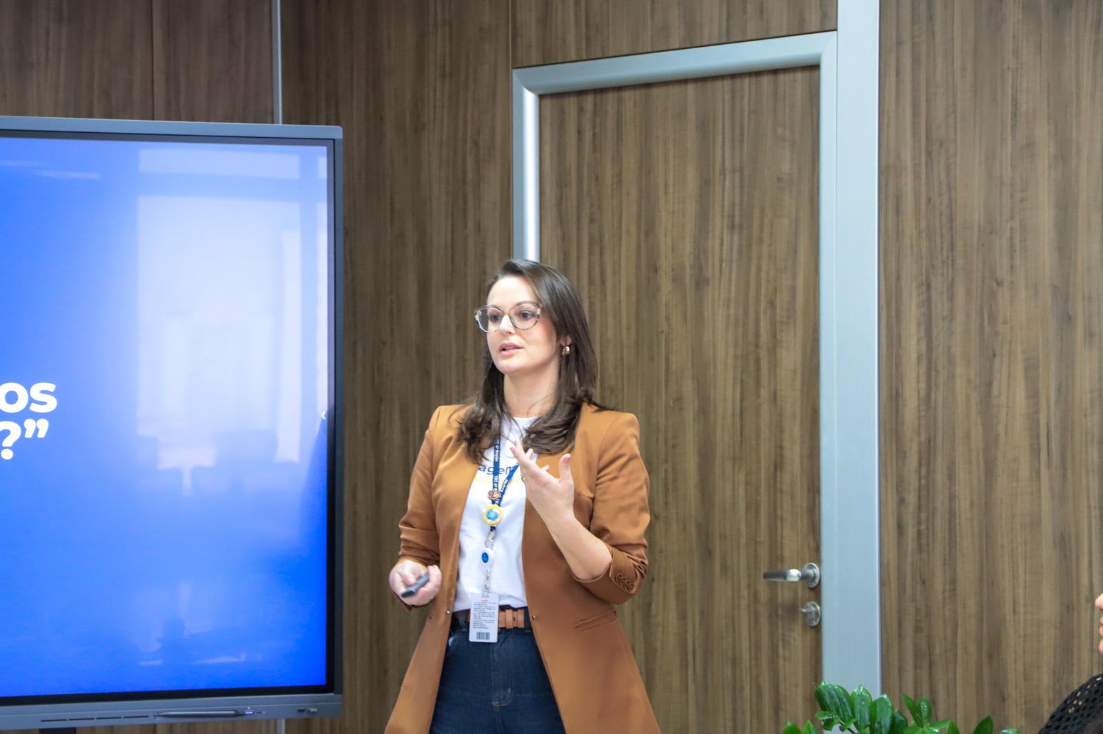 A foto mostra a servidora Lara apresentando.