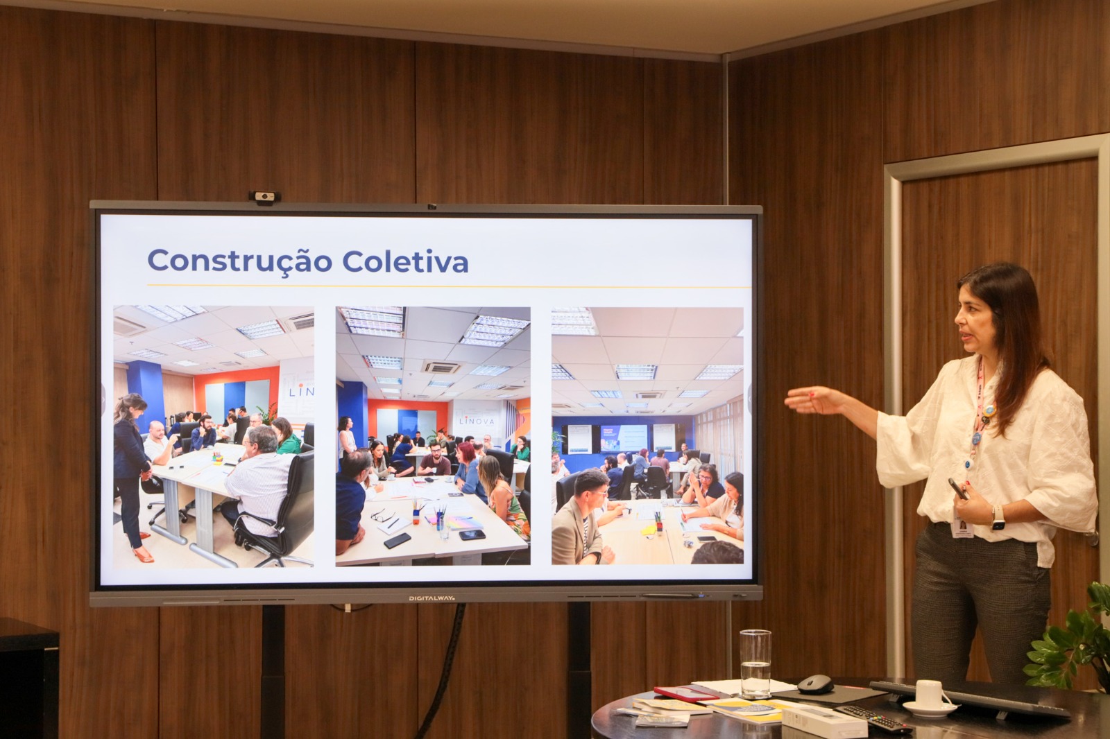A foto mostra a servidora Janina apresentando.