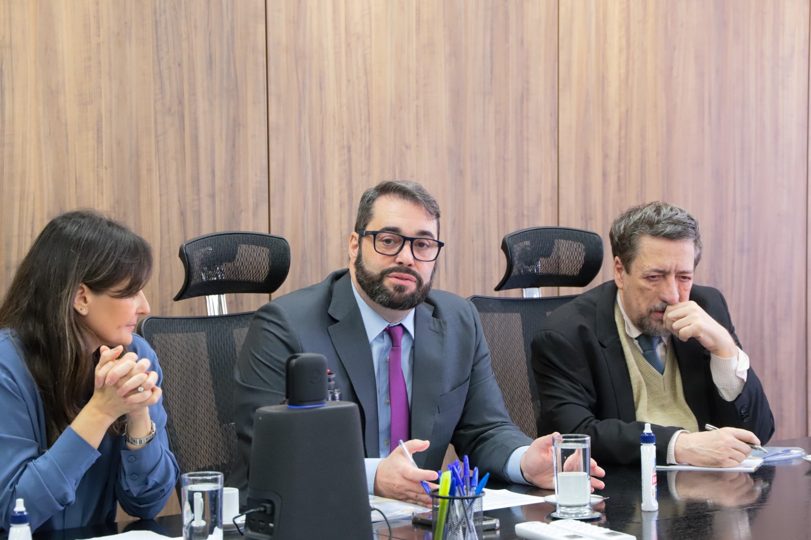 A foto mostra o desembargador Alexandre falando