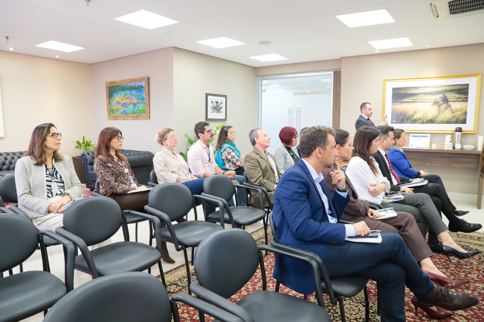 A foto mostra o público acompanhando as apresentações.